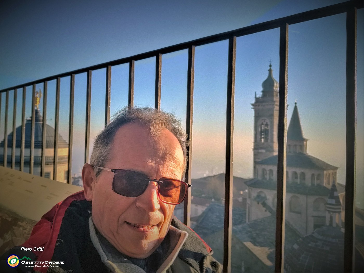 06 Dalla Torre Civica selfie ravvicinato alla cupola del Duomo e Campanile di Santa Maria Maggiore.jpg